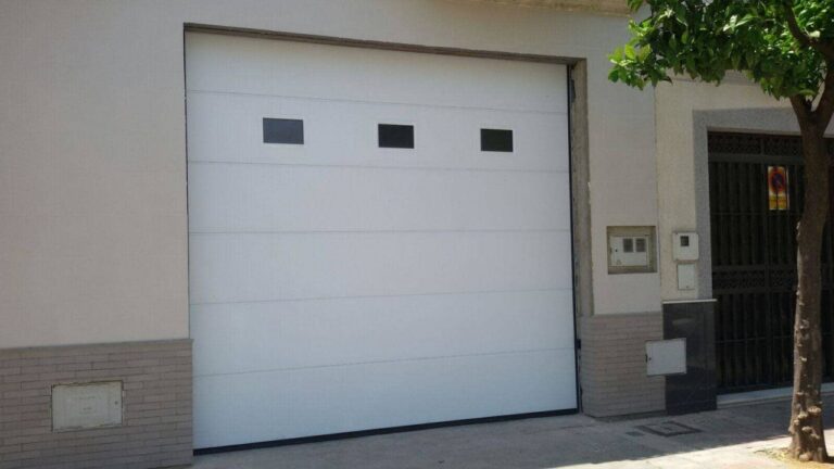 Puerta secccional industrial de Hörmann con paneles domésticos