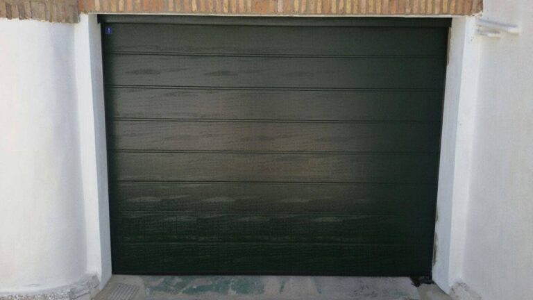 Puerta seccional Hormann LPU40 acanalado M acabado Woodgrain blanco