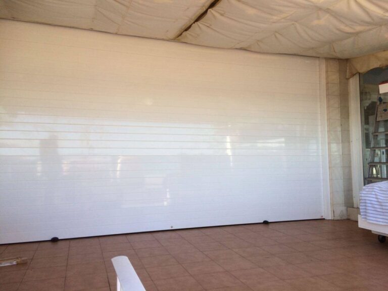 Persiana enrollable en aluminio de lama ciega acabado en blanco